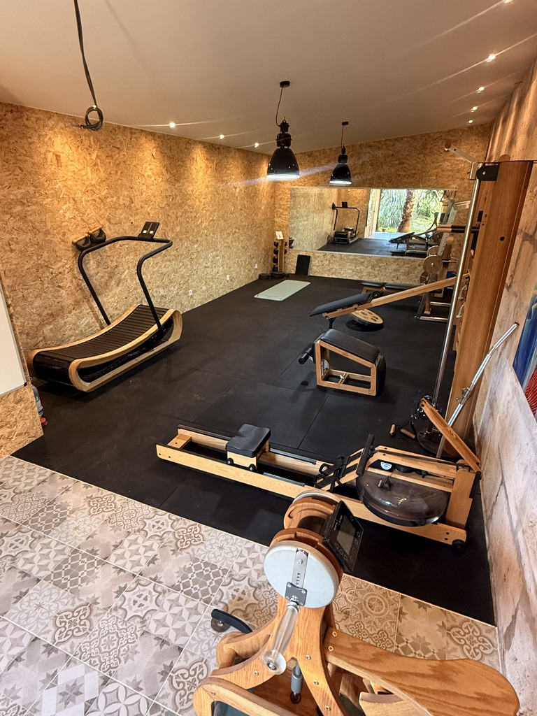 Fitnessraum auf der Finca — Pilates, Rudern, Laufband